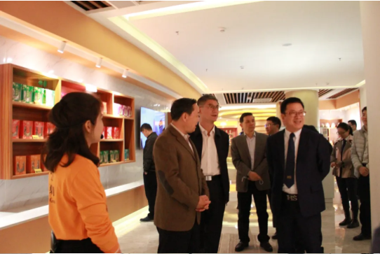 全國(guó)政協(xié)委員、南方國(guó)際友好聯(lián)絡(luò)會(huì)會(huì)長(zhǎng)黃先耀一行蒞臨衍生健康醫(yī)藥產(chǎn)業(yè)園參