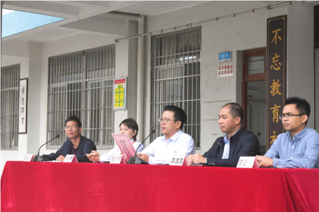 情系師生健康，愛心守護(hù)未來丨衍生健康醫(yī)藥向高村中學(xué)捐贈(zèng)價(jià)值28萬元的“元旦禮品”